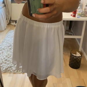 Vit kortkjol - Vit kortkjol från Pamela x NA-KD kollektion. Perfekt till sommaren! 