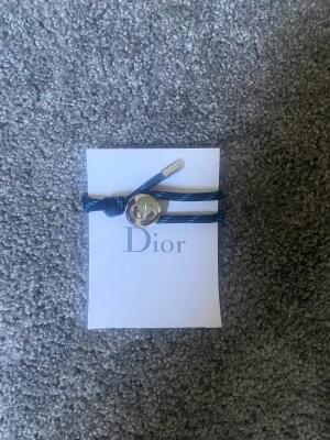 Dior armband  - Tjo säljer nu mitt dior armband då det inte kommer till användning! Nyskick på armbandet och självklart äkta! 