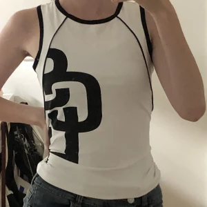 sportigt y2k linne - Säljer min fasters gamla träningslinne, jag har endast testat det. Linnet är från tidigt 2000-tal och från märket casall. Finns små fläckar på höger sida men inget jag tycker märks. Frakt betalas av köparen. Tveka inte att kontakta mig vid frågor!💗