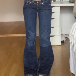 Levis lågmidjade jeans bootcut - Sjukt snygga Levis jeans som är bootcut och lågmidjade! Jag är cirka 160❤️inga slitningar