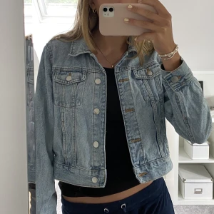 Jeans jacka  - Säljer denna jeansjacka ifrån Lindex. Modellen på jackan är lite kortare/croppad. Jackan har bara används ett fåtal gånger och är därför i väldigt fint skick!💕