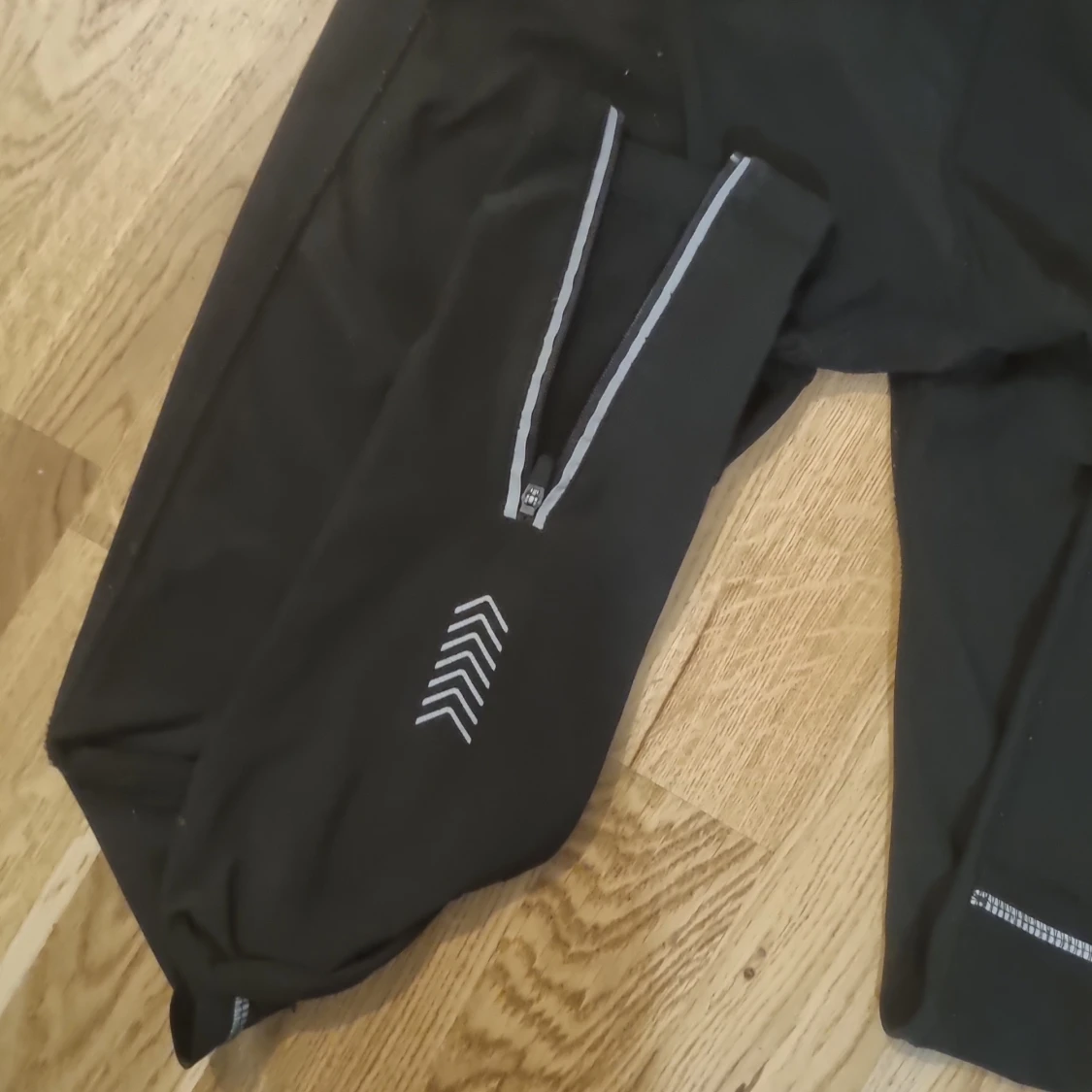 Träningstights med många funktioner.  - 90