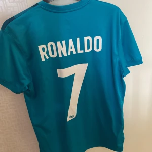 Ronaldo tröja - Säljer min Cristiano Ronaldo tröja då den inte används längre. Har knappt använt den sen jag fick den. Storlek M
