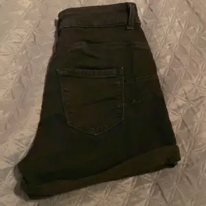 Ett par jeans shorts. Kommer ifrån New yorker. Har använts fåtal gånger. Sitter jättefint på och har skönt material.