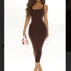 Klänning bodycon - Bodycon klänning, jätte snygg och ger en perfekt form. Helt oanvänd. Köpt i storlek M från fashion nova, men passar även S.