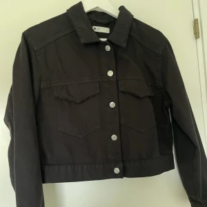 Svart jeansjacka! - Snygg svart jeansjacka, använd endast ett fåtal gånger så den är i fint skick!🥰