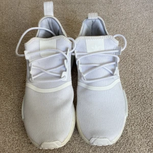 Nmd - Ett par nästan helt och hållet nya   Nmd  Adidas köptes föra månaden.  Använt dem några gånger. Skriv till mig så diskuterar vi priset☺️ Mvh Edward 