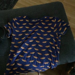 Biltema tröja - En t-shirt med färgen mörkblå