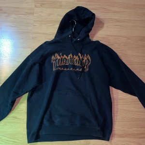 Thrasher 3D eld loga  - Köpte den i en skating affär den är sliten pågrund av tvättning men det gör bara så den ser mer vintage ut ;) 