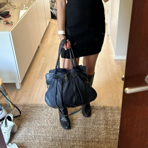 Väska  - Jättefin blå väska. Rymmer mycket saker, priset kan diskuteras 