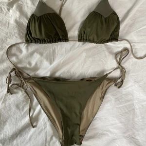 H&M bikini - Super snygg bikini från H&M!!! Toppen är st.42 och botten st.40 men den är mycket mindre i storlek… skulle säga att den är som en M