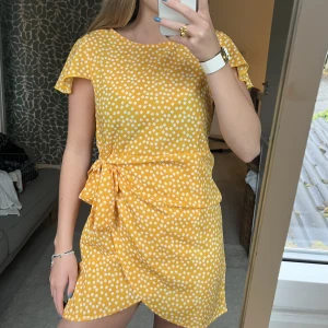 Klänning  - Gul fin tunn sommarklänning. Perfekt till när man ska till stranden. Köpt i en butik i Marbella, nypris ca 400kr 