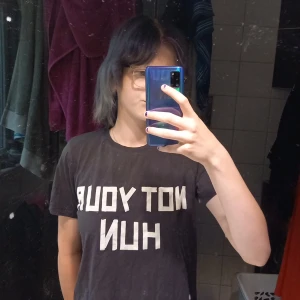 T shirt me texten not your hun  - Den e ifrån ginatricot, säljer pågrund av att den ba ligger o samlar damm i princip. Mysig och luftig. 