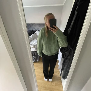 Grön stickad tröja - Grön ribbad stickad tröja från hm!