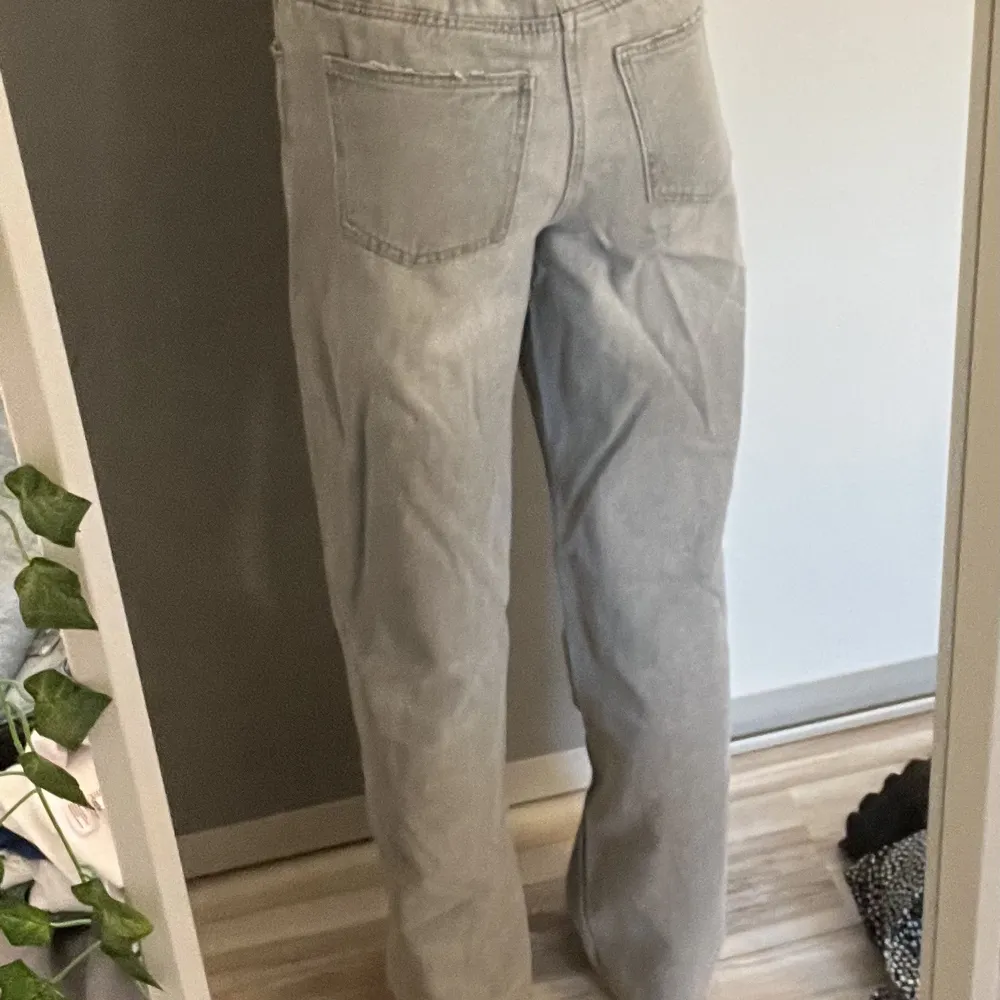 Mid Waist jeans från Gina tricot. . Jeans & Byxor.