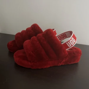 Uggs tofflor - Säljer mina fluffiga röda Uggs tofflor, då jag aldrig får användning av dom ❤️ Inga defekter.