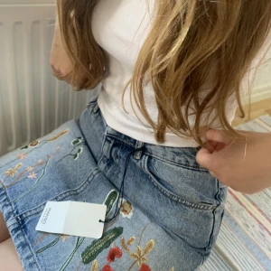 Blommig kjol - Blommig jeanskjol från Mango, nyskick med lappen på<3 Så söt till sommaren💓