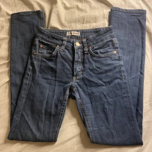Acne jeans straghit/slim leg - Mid waist acnejeans straight/slim leg. Skulle säga att det beror på hur breda ben du har. Nypris 499. Använda en del men inget som syns. Kan gå ner i pris men inte lägre än 80kr