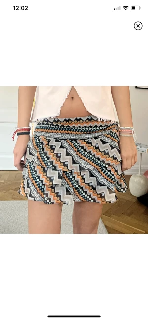 kjol - Drömmig vintage kjol i unikt mönster & färger 🌞🌸🙈 Dragkedja i bak! (1:a bild lånad av tidigare säljare) Passar 38 eller 40! 