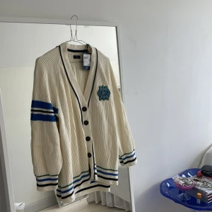 GANT old school cardigan - Skitcool oversized cardigan från Gant. Nyskick med prislapp kvar! Jag står för frakten 📦därav endast swish som betalningsmedel 💞 