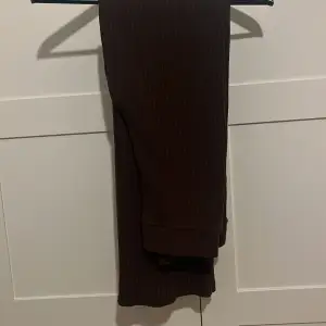 Mörkbruna byxor i ett skönt material, gott skick