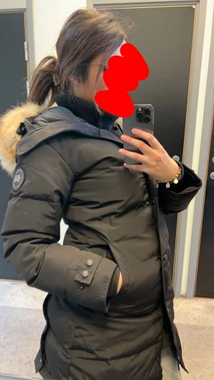 Canada goose - Canada goose jacka i stl,S men passar både s/m. Jackan köptes under vintern och har andvänts 5-7 gånger. Fler bilder kommer privat. Pris kan diskuteras