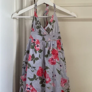 Blommig miniklänning - Söt kort klänning med blommor. Jag är kär i klänningen, som tyvärr har blivit för liten för mig.🌸Jag skulle säga att den passar någon som har storlek XS då den är för liten för mig som vanligtvis bär storlek S. Hör av dig vid frågor eller funderingar!💌