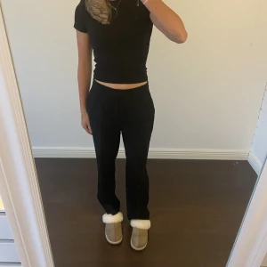 Svarta kostymbyxor  - Ett par svarta kostymbyxor i ett tjockare flis material ifrån West Best i storlek S. Byxorna är secondhand men i fint skick.