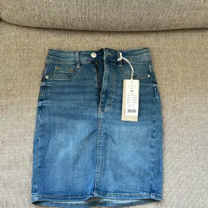 Jeans kjol från Gina Tricot märke Molly. 