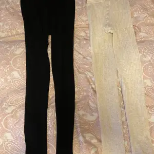 Säljer dessa två leggings. Det ljusare paret har ribbad textur och de svarta är bara vanliga.❤️💕köparen står för frakten 👍❤️