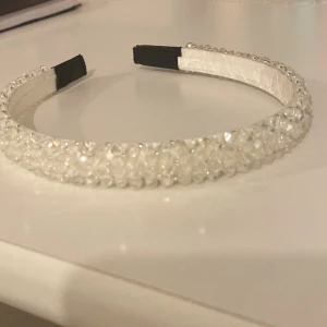 Hårband  - Jätte fint hårband till sommaren, inget tecken på andvändning❤️