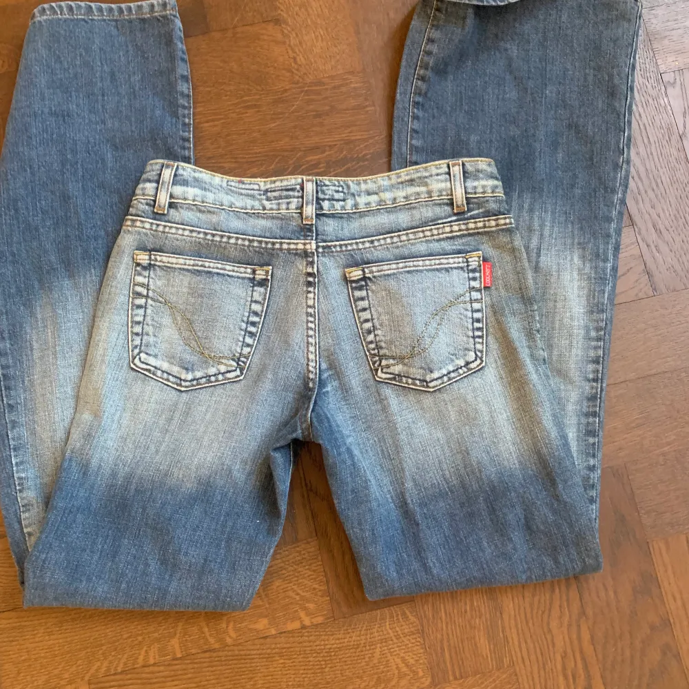 Lägger upp igen pga oseriösa köpare.❤️as snygga Low rise jeans Från coocher’s 😍säljer pga lite för långa för mig. Ordinarie pris 739kr❤️. Jeans & Byxor.