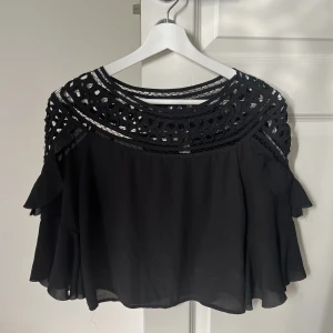 Svart topp  - Topp med fina detaljer som säljes då den inte kommer till användning🖤