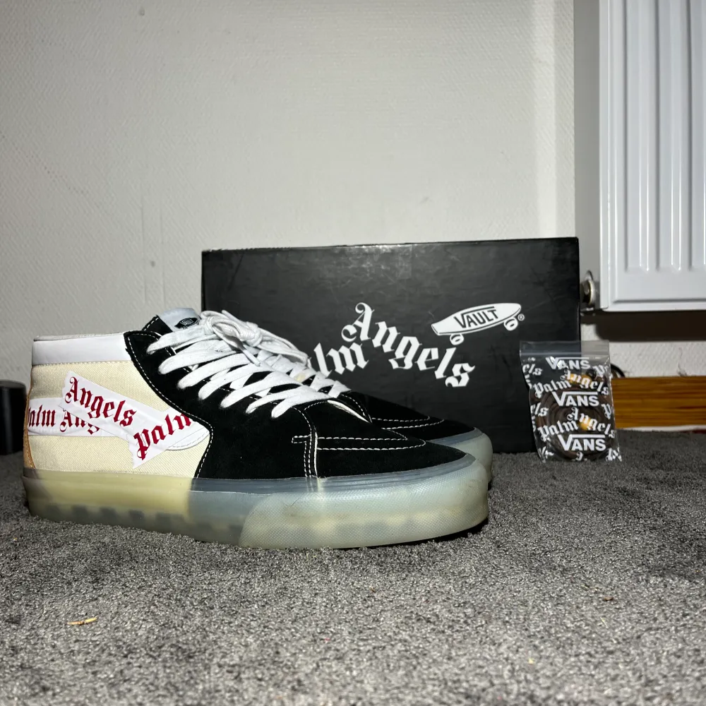 Palm angels X Vans mids. Storlek: 46 (fits 45,5). Skick: 9/10. Pris: 550. Orginal box och extra snören ingår. Skor.