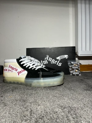 Palm Angels X Vans - Palm angels X Vans mids. Storlek: 46 (fits 45,5). Skick: 9/10. Pris: 550. Orginal box och extra snören ingår