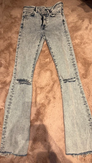 Hög midjade bootcut jeans  - Använt de någon enstaka gång, super bra skick och är väldigt långa i benen då jag är 173 cm och de når ner till marken.