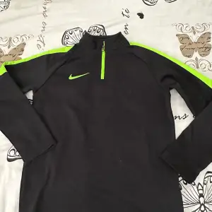 En tröja från Nike, tröja är i bra skick men vet inte vad nypris är riktigt🫣 den är i storlek s i barnstorlek och motsvarar ålder 8-10år