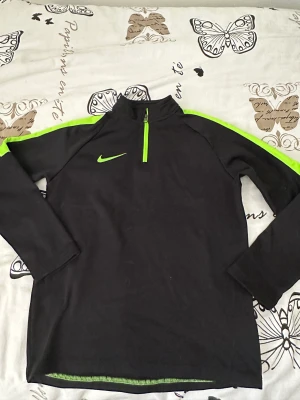 Nike tränings tröja - En tröja från Nike, tröja är i bra skick men vet inte vad nypris är riktigt🫣 den är i storlek s i barnstorlek och motsvarar ålder 8-10år