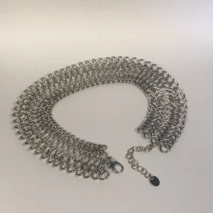 Silver choker⭐️ - Cool kedje choker⭐️ Justerbar kedja som passar alla storlekar🌱 Vet inte om den är äkta silver