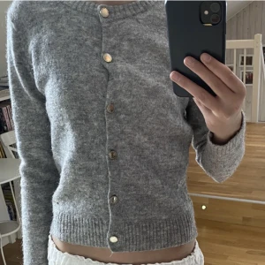 Stickad kofta - Snygg stickad kofta med guldknappar från Holly&White (lindex märke)💕 så snygg nu till sommaren🤩 storlek S! (Bild 1&2 är lånade) 