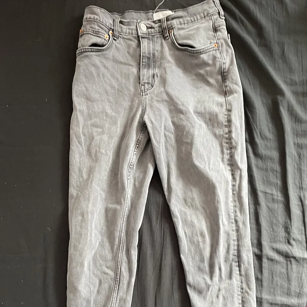  Dessa gråa jeans från MNG Denim är i storlek small, 88 cm långa och 33 cm breda vid midjan. De är relativt smala vid benen, använda 3 gånger och är lite mörkare i verkligheten. De är i utmärkt skick då de knappt är använda. Tveka inte med frågor och pris. Jeans & Byxor.