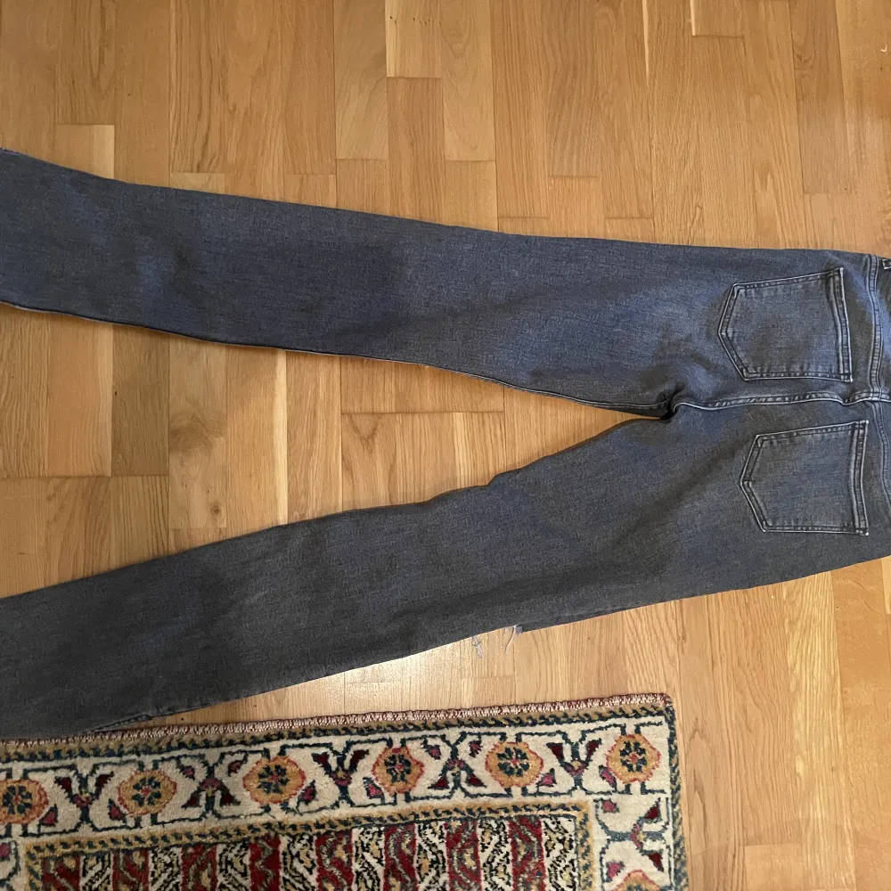 Bootcut jeans från Zara, aldrig använda. Normal-hög midja med slits längst ner på båda benen👖🌸🙌🏻🙌🏻. Jeans & Byxor.