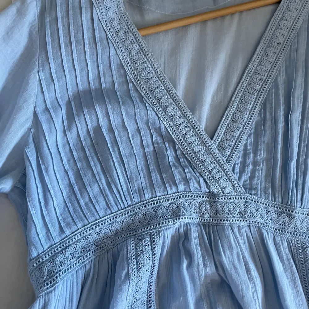 Blå jättefin långklänning från aces💕💘💕 Säljer då den sitter lite trångt vid bysten för mig🤍. Klänningar.