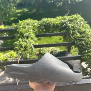 Yeezy slide onyx - Helt nya kvitto finns