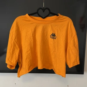 Kappa tröja - Kappa t-shirt, storlek xl, Frakt tillkommer 🙌 Paketpris är möjligt. Kolla in andra kläder i profilen så fixar vi en super deal 🥰