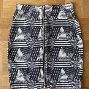 Kjolar - Kjolar Storlek 34 Mycket sparsamt använda 60 kr/styck eller alla för 170 kr 