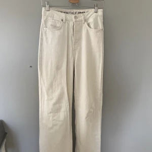 Byxor BikBok - beiga byxor ifrån bikbok, 28 i midjan/32 i längd, använda i ca ett halvår