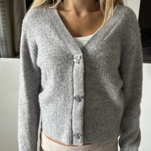 Kofta  -  stickad kofta med fina knappar! 