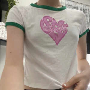 Y2K topp - Väldigt fin babytee som inte kommer till användning. Endas använd en gång 