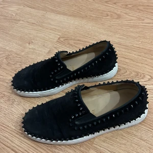 Christian Louboutin  - Säljer pga för små. Köpta från miinto för några år sen så tappat bort kvittot till skorna. Dessvärre har inte jag kvar lådan till skorna heller. Använt några gånger men ändå i bra skick!
